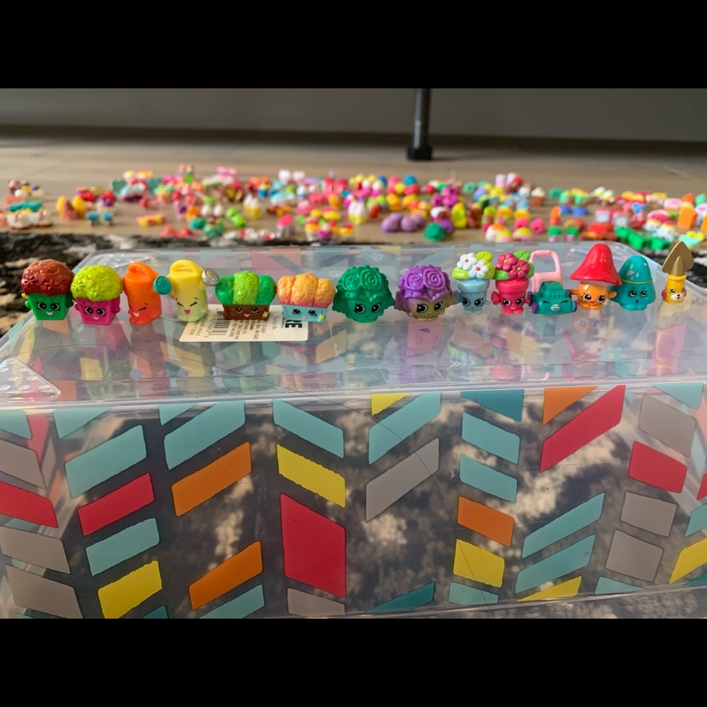 Shopkins- garden lot of fourteen